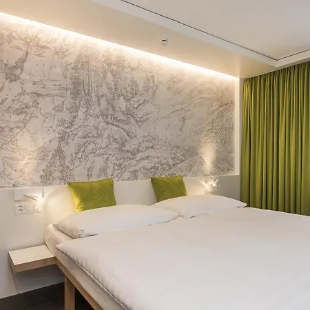 魏斯克罗伊茨酒店 3* 图西斯