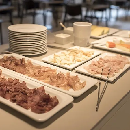 魏斯克罗伊茨酒店 3* 图西斯